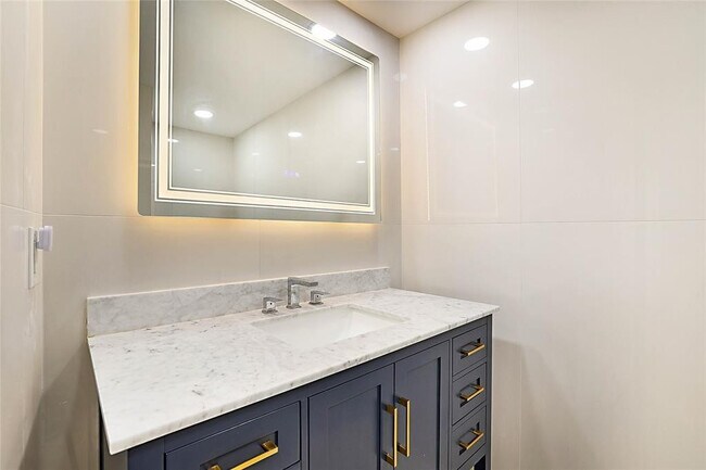 Building Photo - 2800 N Ocean Dr