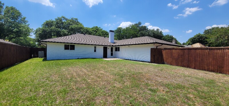 Building Photo - 900 Westminster Dr