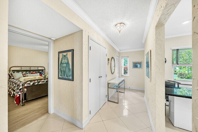 Building Photo - 9285 Vista del Lago