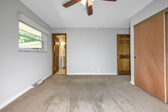 Building Photo - Anderson - Updated and spacious 3 bed 2.5 ...