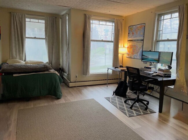 Building Photo - 203 Maple St