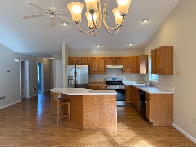 Building Photo - 2 Bedroom 2 Bathroom Townhome In Warwick T...