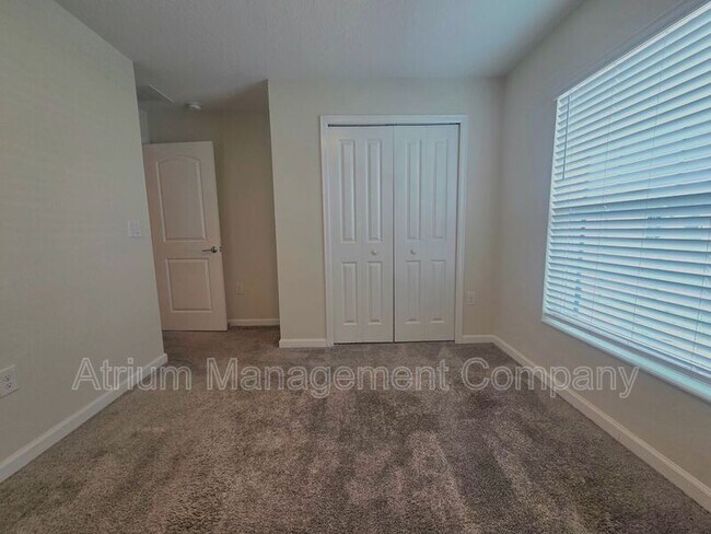 Building Photo - 327 Macarthur St