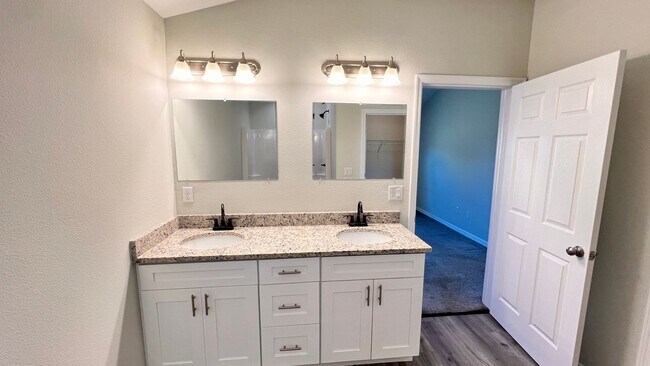 Building Photo - DISCOVER THE BEAUTIFUL 2 Bd/2Ba Duplex in Sebring!!