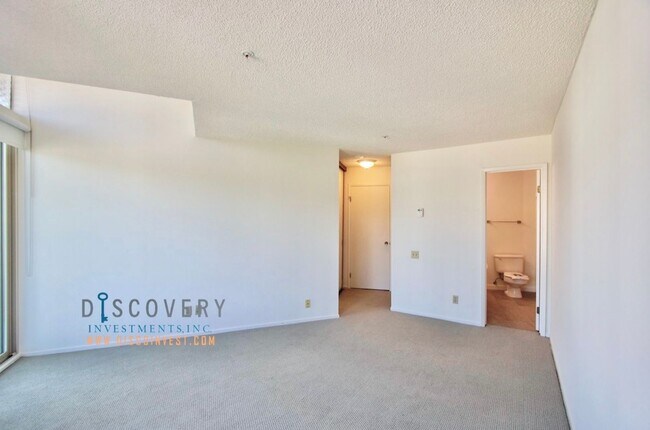 Building Photo - Spacious One Plus Bedroom Condominum off Broadway Terrace