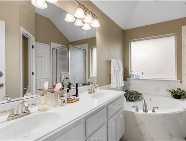 Building Photo - 3818 Dresden Ln