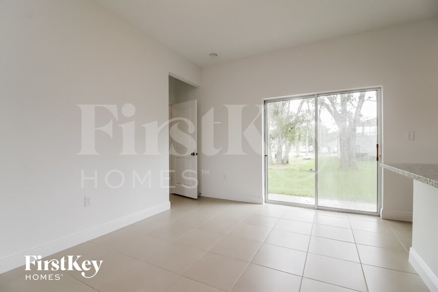 Building Photo - 653 Parakeet Ct