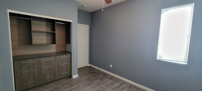 Building Photo - 4 bedroom plus roof top deck 1 bedroom dow...