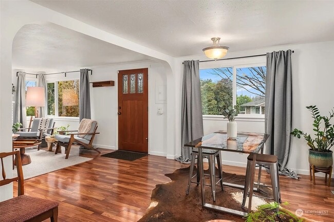 Building Photo - Bright & Charming 1Bed/1Bath + Den in Prim...