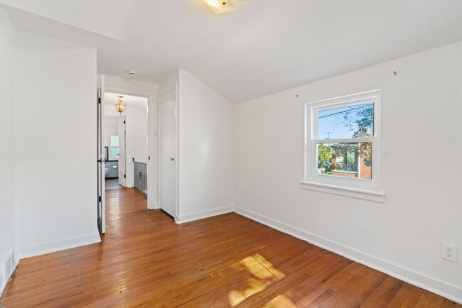 Building Photo - Newly Renovated 3Bd/1.5 Bath Home -- Avail...