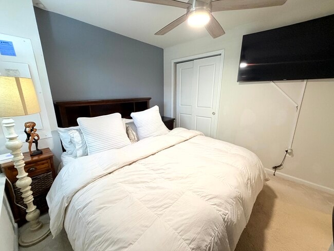 Building Photo - Private room with all utilties included