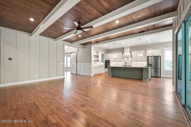 Building Photo - 305 Seahill Dr