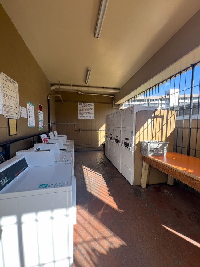 Building Photo - 2 Bed / 1 Bath Apartment in Salt Lake – Great Location!