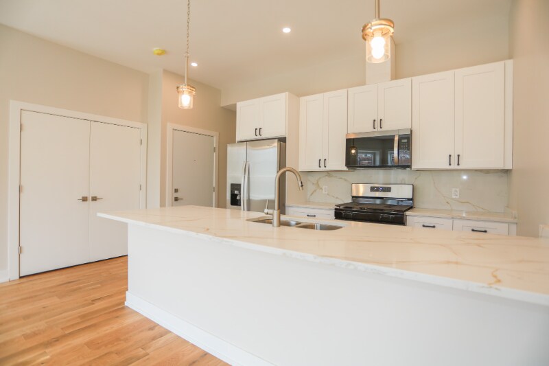 Primary Photo - 2230 W Wilson Ave