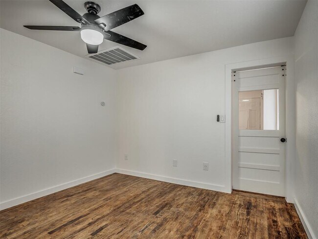 Building Photo - 131 W Acres St