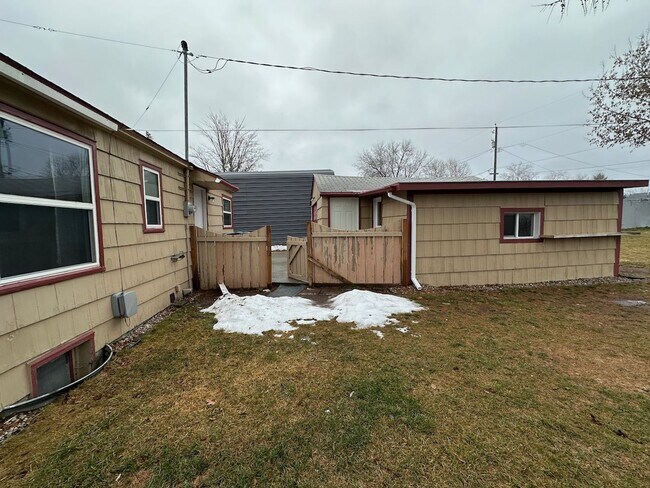 Building Photo - Cozy and Conveniently Located 2 Bed 1 Bath Spokane Home w/ Detached Garage & Heated Multipurpose ...