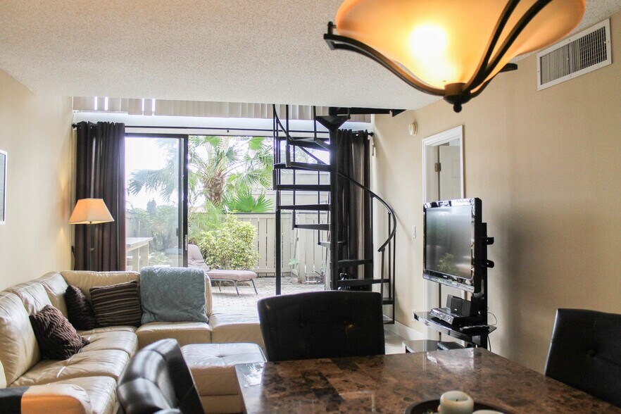 Building Photo - 1830 Embassy Dr