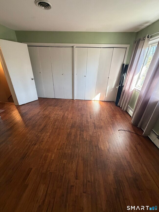 Building Photo - 11 Camelot Dr