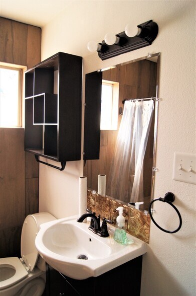 Building Photo - 1518 Huron St