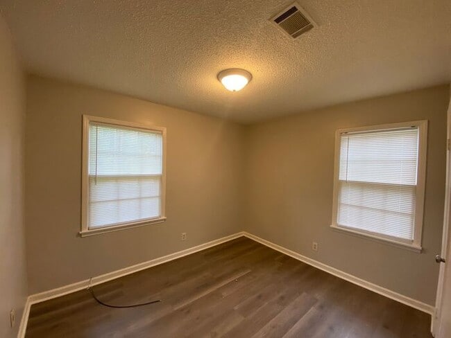 Building Photo - Pre-leasing for an October move in