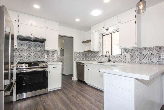 Building Photo - 3 bedroom 2 bathroom with AZ room -HOLD