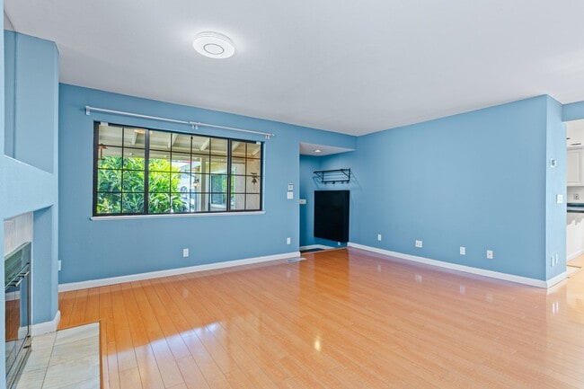 Building Photo - Utilities Paid! 3 Bedroom in Hayward with ...