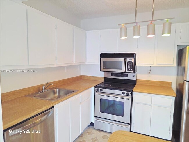 Building Photo - 20130 NE 3rd Ct