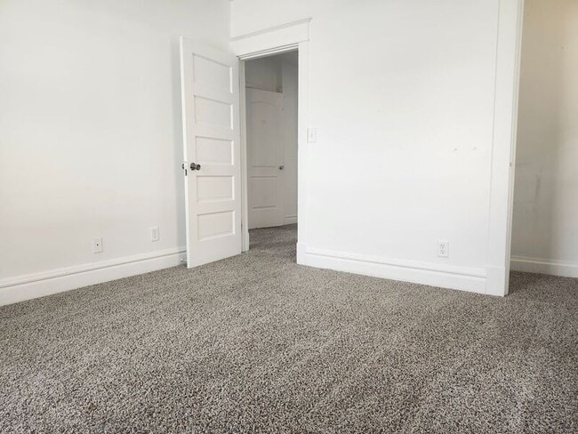 Building Photo - 523 W Maple Ave