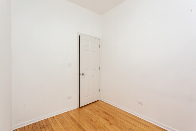 Building Photo - 944 N California Ave