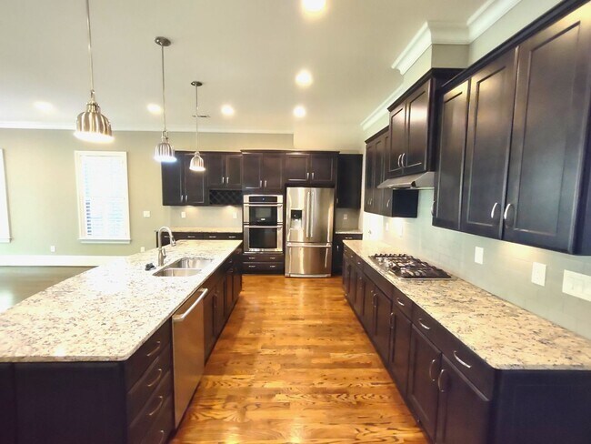 Building Photo - Luxury Townhome Available in Fairway Row C...