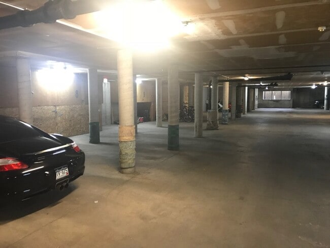 Building Photo - Top Floor South Facing One Bedroom Condo In North Boulder!  Perfect Location!