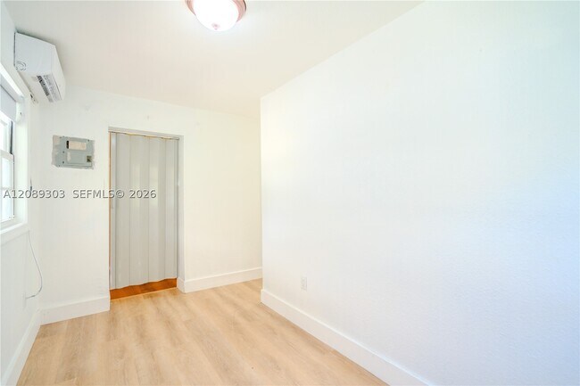 Building Photo - 27 SW 55th Ave