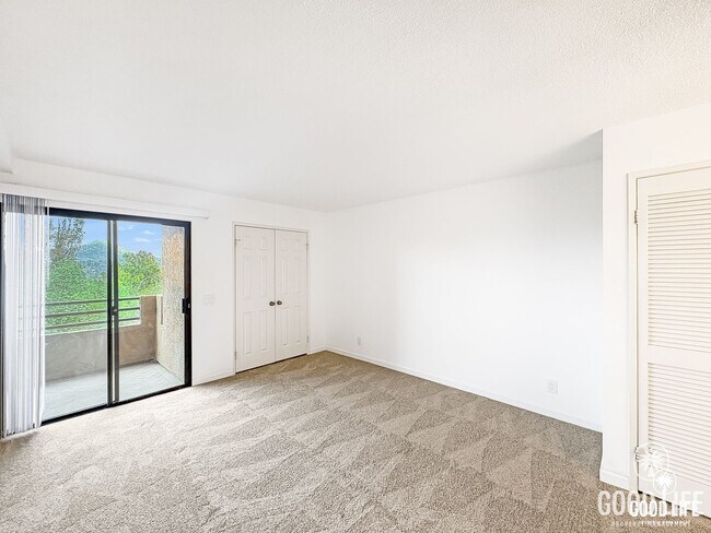 Building Photo - Move-In Ready Condo Overlooking The Height...