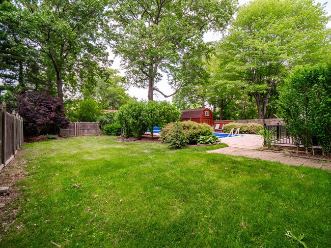 Building Photo - 5012 Hollyview Dr