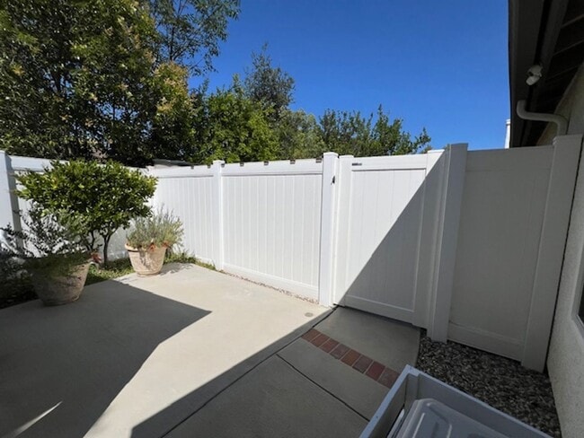 Building Photo - MOVE IN READY, partially furnished 1+1 w/a...