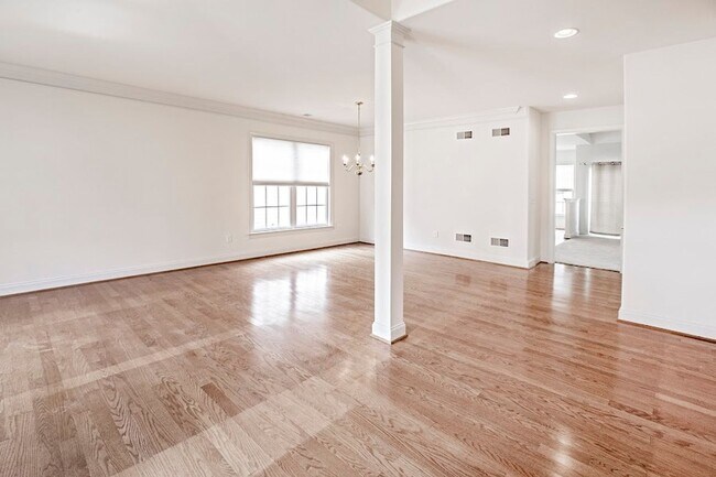 Building Photo - Beautiful 3 bedroom, 3 bath home in over 5...