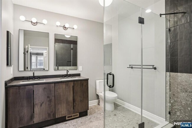 Building Photo - 343 The Promenade