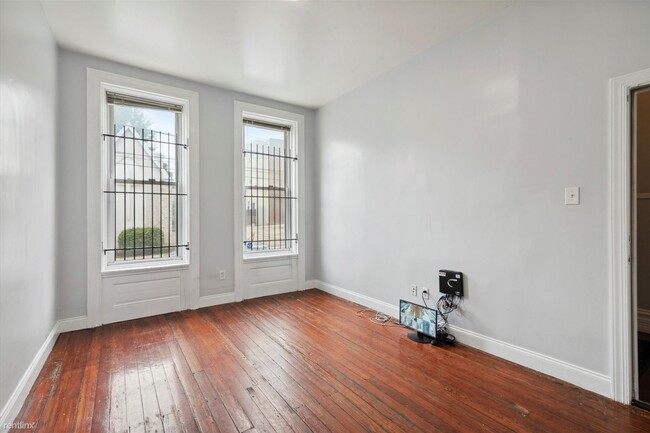 Building Photo - 3 br, 1 bath Triplex - 1729 W MONTGOMERY A...