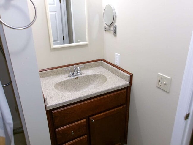 Building Photo - Charming & Updated Home Ready for Move-In