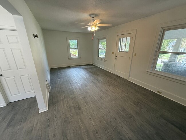 Building Photo - Newly refreshed home