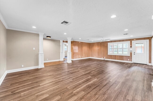 Building Photo - 6327 Wynnwood Ln