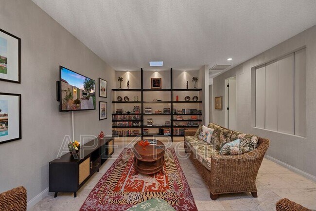 Building Photo - 1317 E Amado Rd