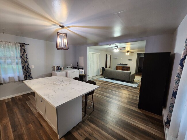Building Photo - Updated 2 bedroom Home in Amenity Filled C...