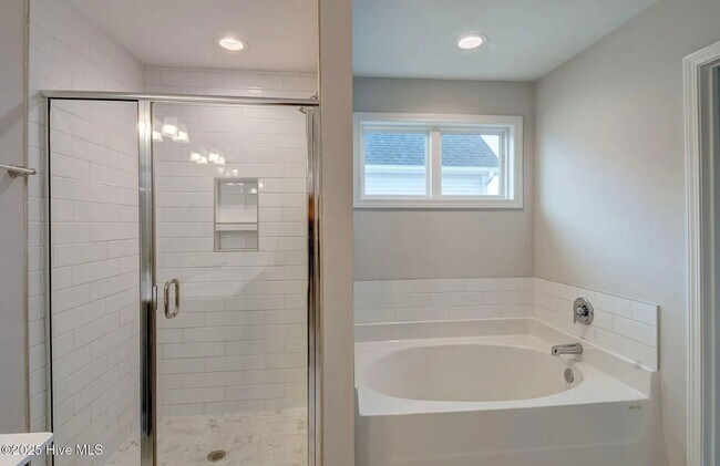 Building Photo - Single Family Home in Desirable Neighborhood