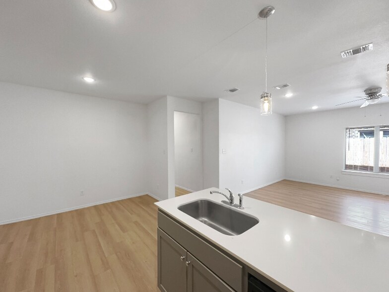 Building Photo - 5539 Itasca St