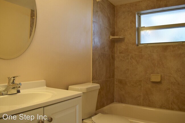 Building Photo - 2 br, 1.5 bath House - 10930 Norwood Av