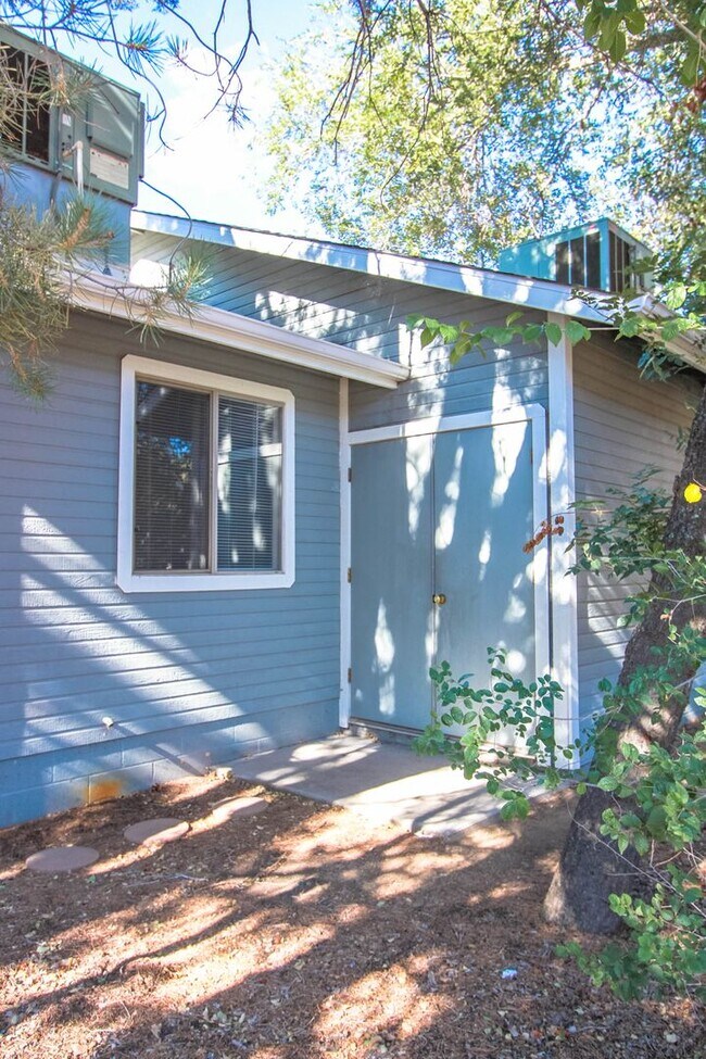 Building Photo - 202 Robinson Dr