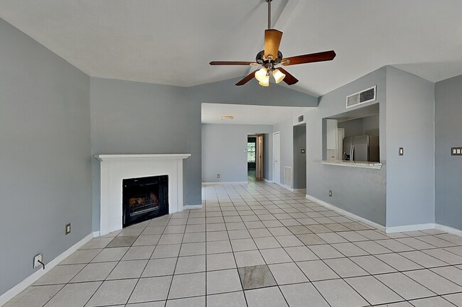 Building Photo - 420 Dollins St