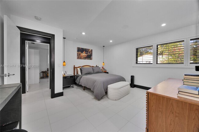 Building Photo - 1117 Alberca St