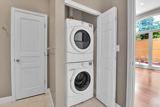 Building Photo - $1,900.00, 1 bed, 1 bath, located in Denve...